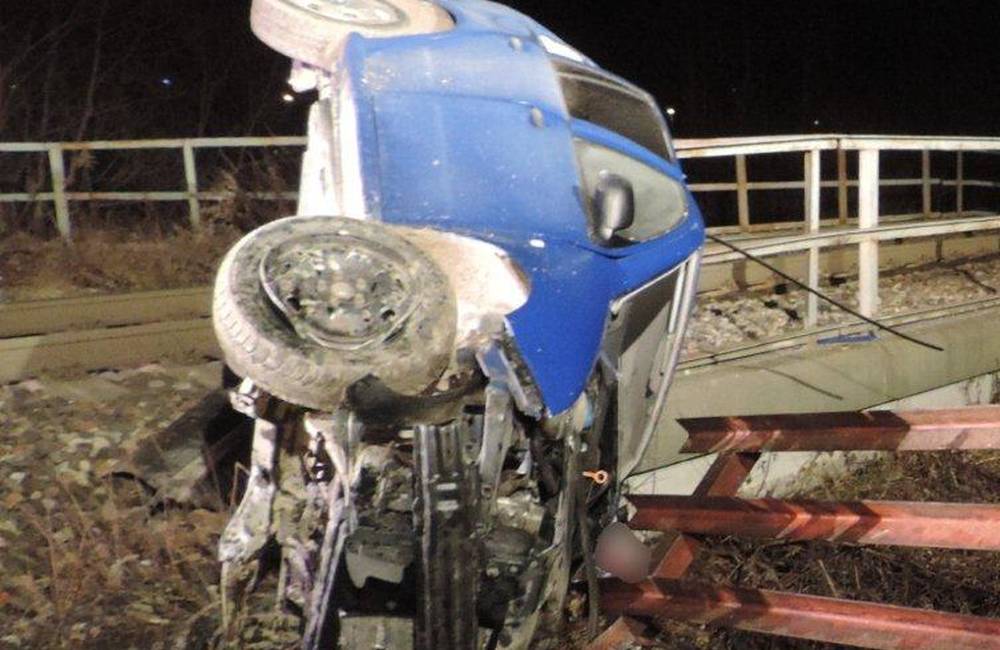 Foto: Opitý vodič sa v Čadci zrazil s vlakom, škoda je predbežne 16 500 eur!