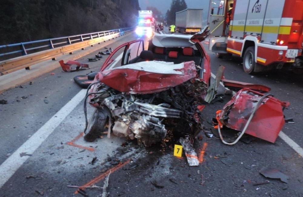 Foto: Pri tuneli Horelica sa stala vážna dopravná nehoda, vodič zraneniam podľahol