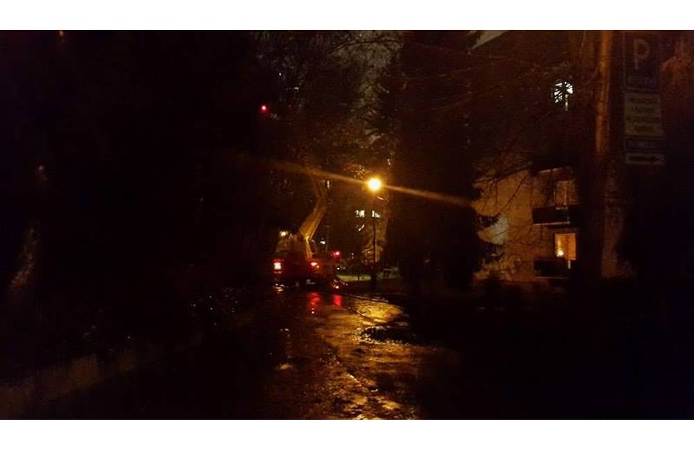 Foto: Práve sa deje: Na Predmestskej spadol strom na chodník, zasahujú 4 hasiči