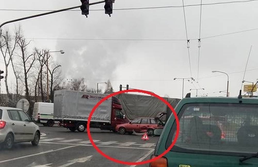 Foto: Druhá nehoda na Košickej, v strede križovatky sa zrazili dve osobné autá