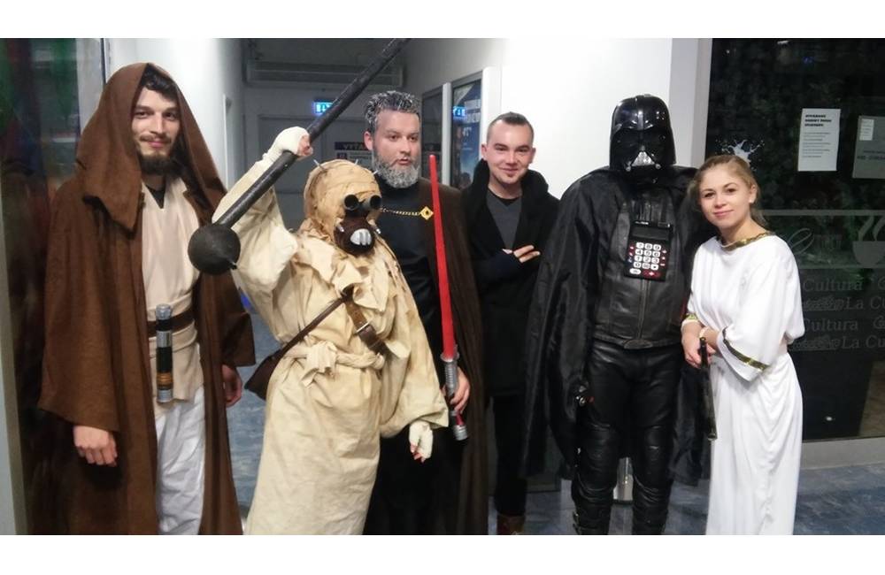 Foto: Nadšenci sa na premiéru Star Wars patrične vyzbrojili - nechýbali ani kostýmy