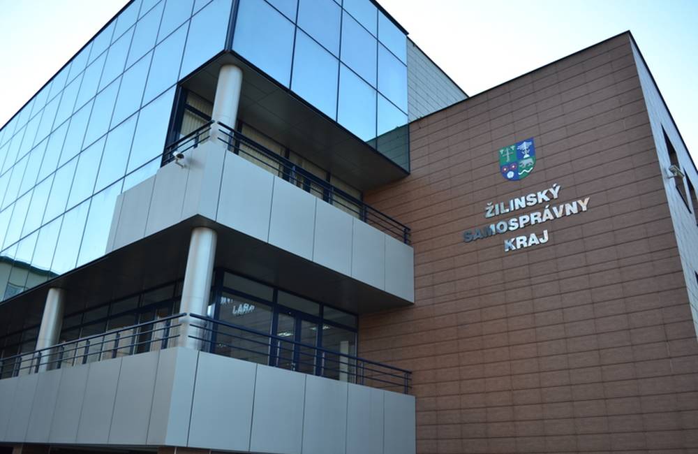 Foto: Žilinský župan udelil pracovníkom sociálnych služieb viac ako 220-tisíc eur