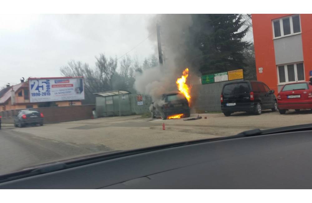 Foto: Aktuálne: V Lietavskej Lúčke horí osobné auto