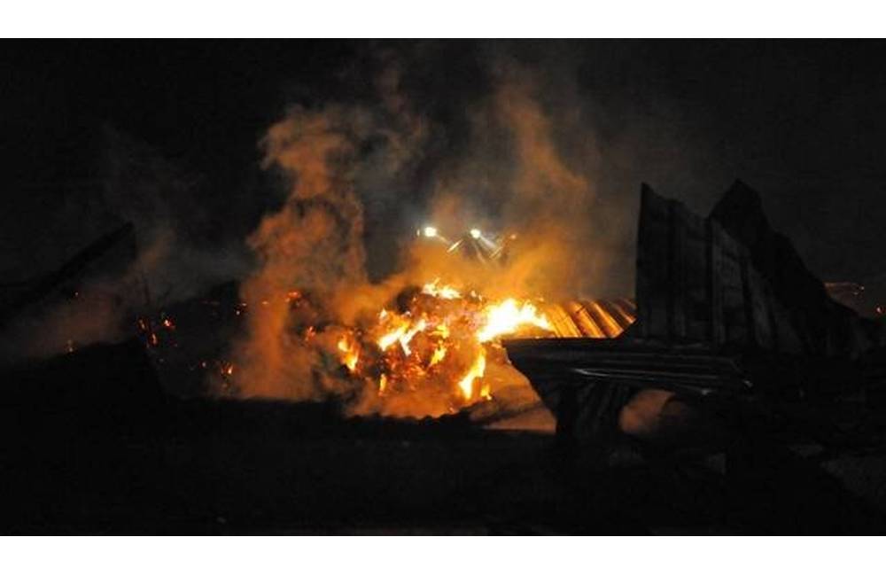Foto: V Mojšovej Lúčke horí posed v záhradkárskej oblasti, zasahuje aj DHZ Trnové