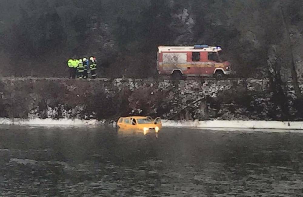 Foto: Aktualita z Oravy: auto skončilo v rieke