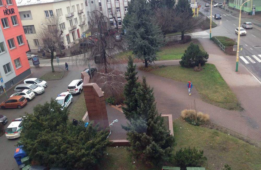 Foto: Polícia zasahuje na Štefánikovom námestí. Údajne tam mali nájsť mŕtvolu