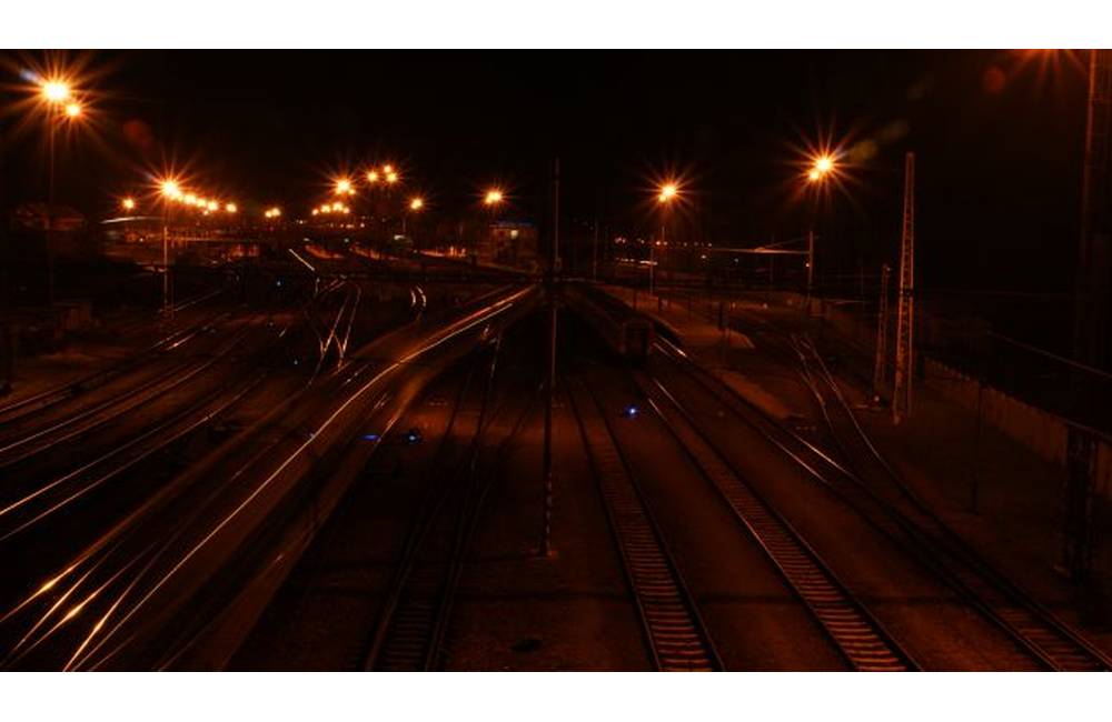 Foto: Aktuálne: Na železničnej trati pri Varíne došlo k poškodeniu trolejov. Vlaky budú meškať