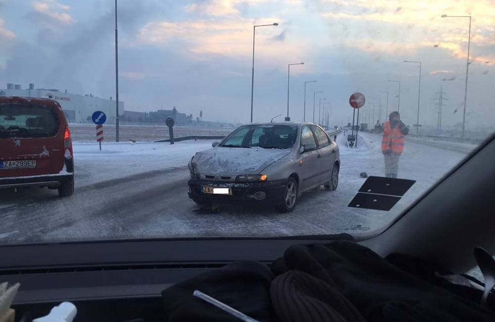 Foto: Sneženie dnes zaskočilo aj vodičov, cesty sú zjazdné no nehody pribúdajú