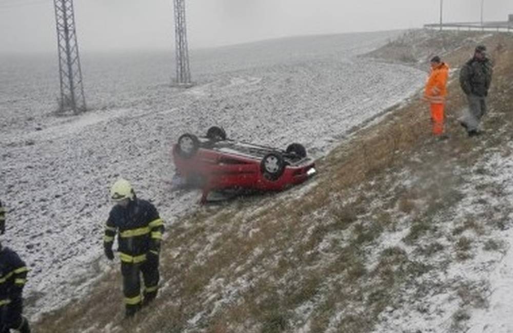 Foto: V Žiline opäť snežilo a rovnako opäť skončilo auto na streche
