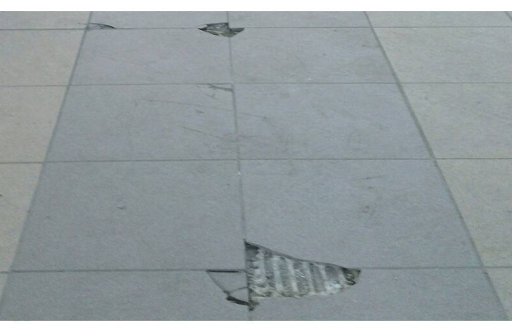 Foto: Krátko po rekonštrukcii stanice sa objavil prvý problém - praská podlaha