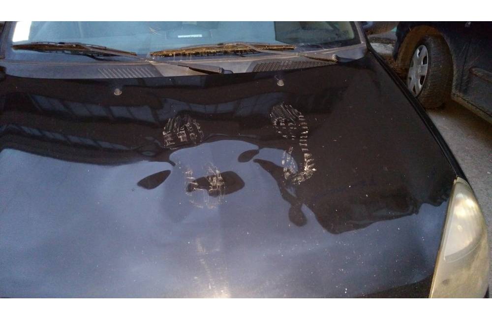 Foto: Čitateľovi poškodil vandal auto, aj napriek upozorneniu však kamery na parkovisku nie sú