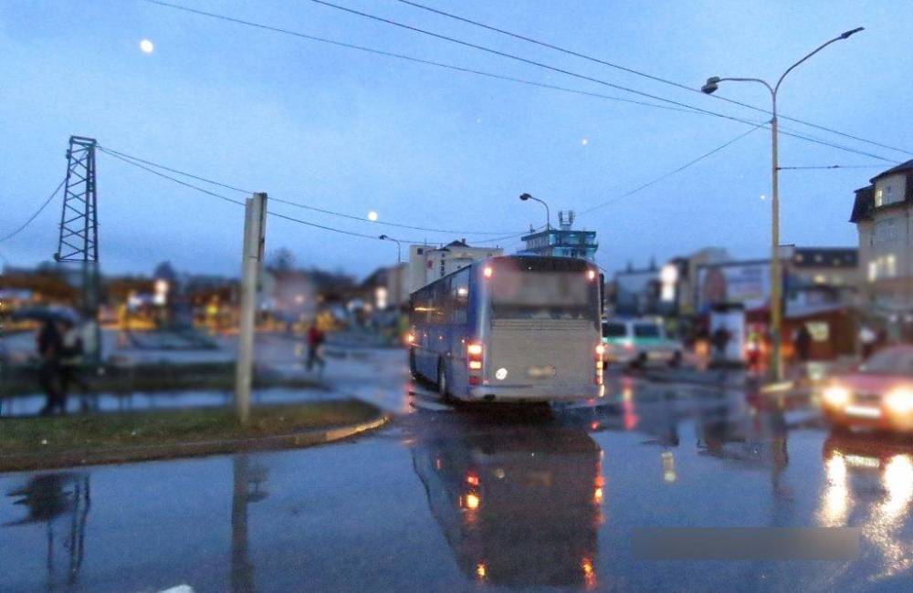Foto: Polícia hľadá svedkov nehody, ktorá sa stala 10.2.2016 na autobusovom nástupišti