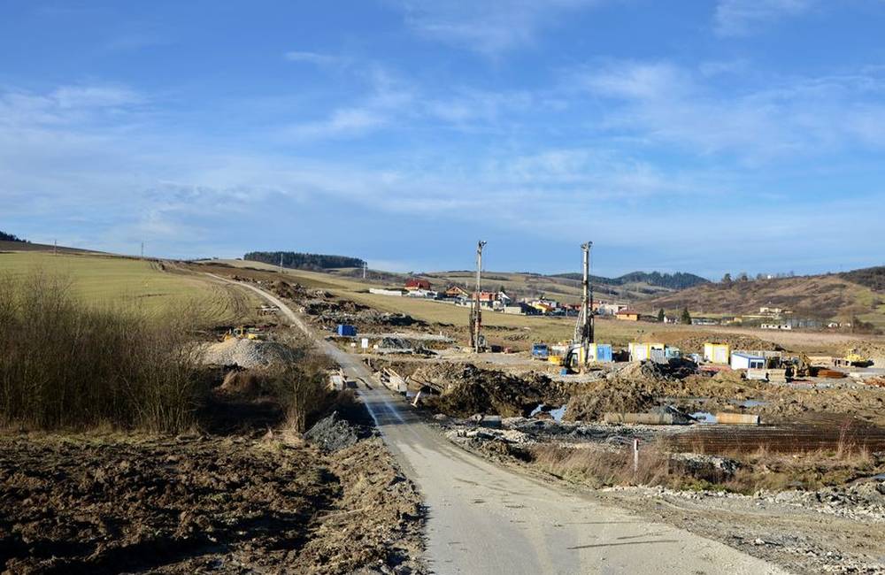 Foto: Na stavbe diaľnice pri obci Bitarová došlo k zraneniu 3 pracovníkov