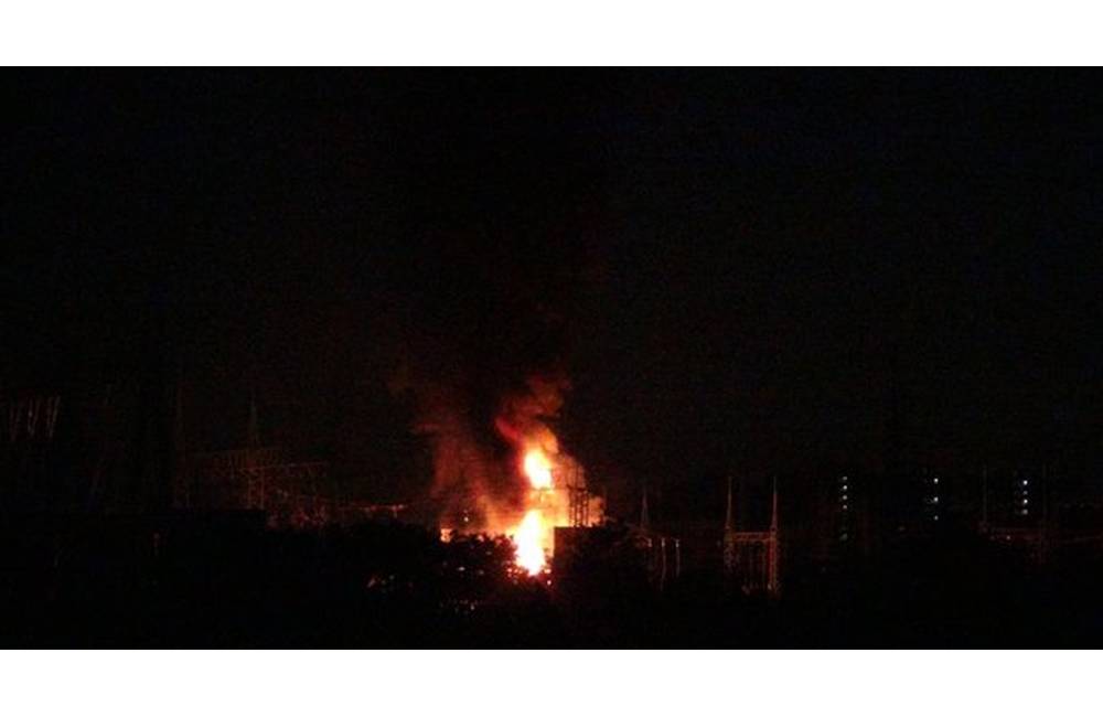 Foto: V Trnovom sú bez elektriny, údajne vybuchla trafostanica