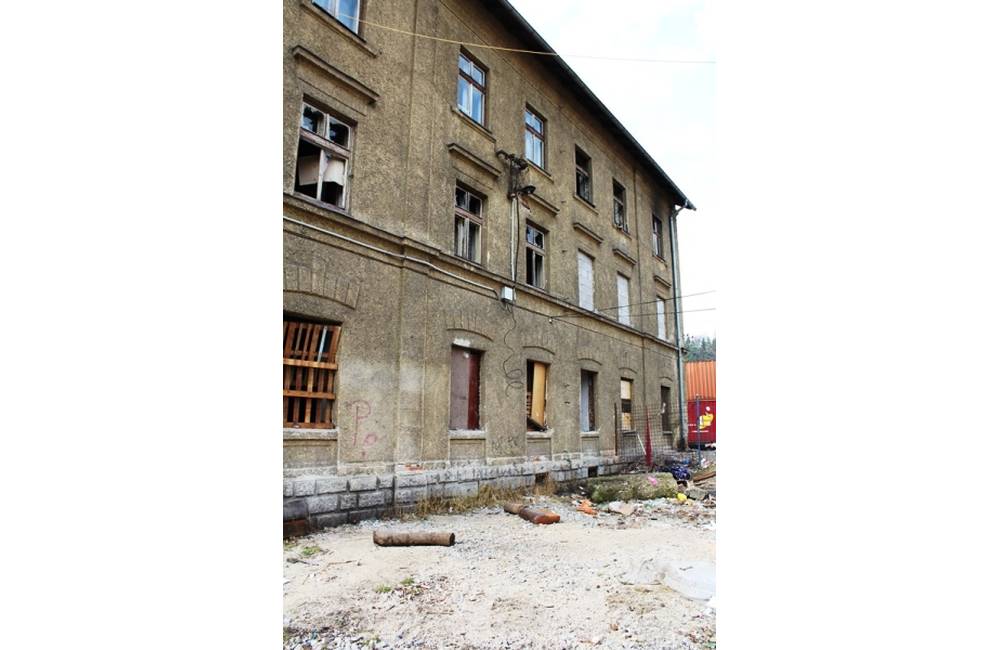 Foto: Zajtra zbúrajú na Bratislavskej jednu z bytoviek. Stav je havarijný a zapríčinili ho obyvatelia