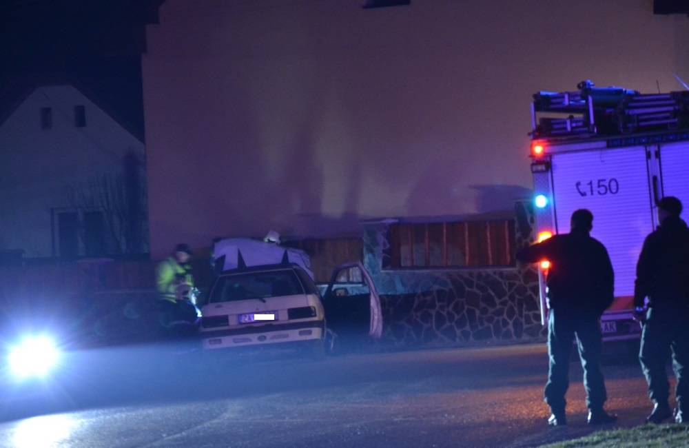 Foto: V obci Rosina narazilo auto do oplotenia domu, dvoch ľudí odviezla záchranka