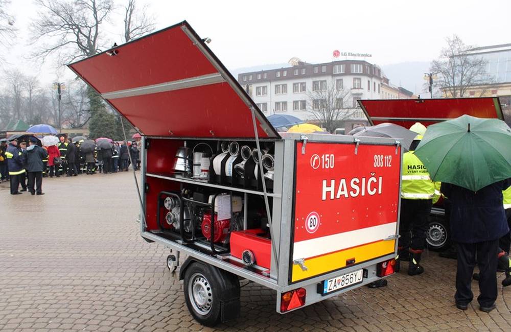 Foto: Trnovskí hasiči dostali protipovodňový vozík
