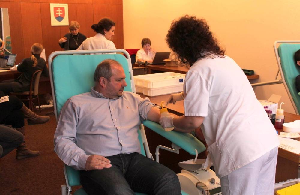 Foto: Zamestnanci mestského úradu dnes darovali 8,5 litra krvi