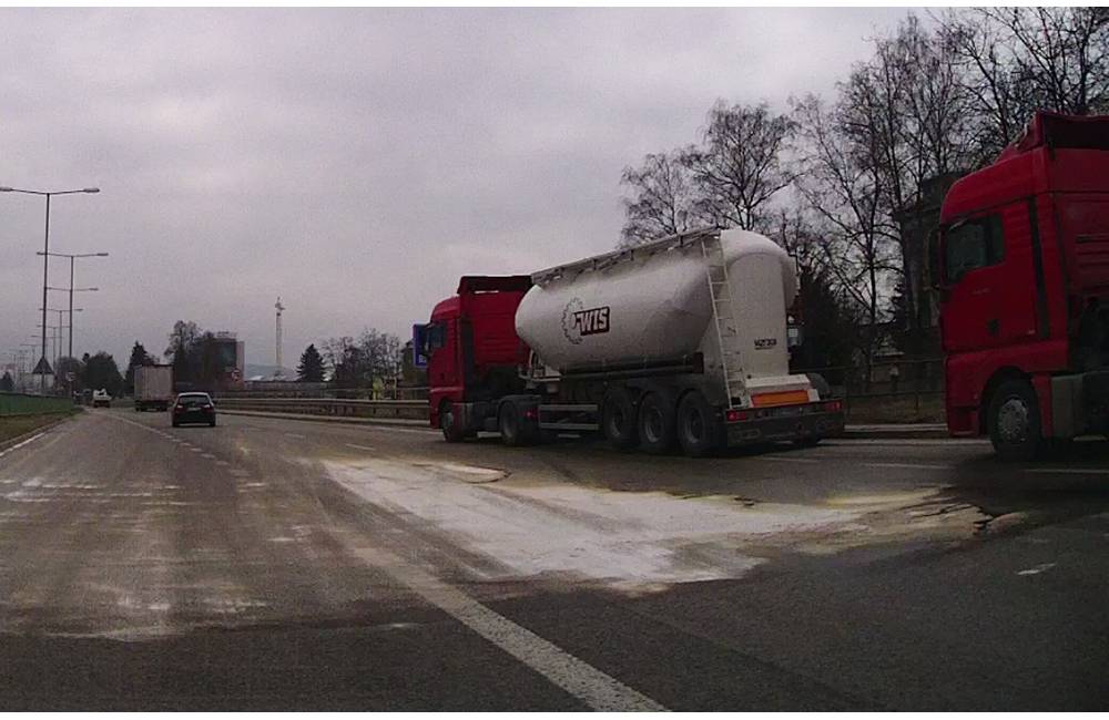 Foto: Na Rajeckej ceste vytiekla z nákladiaku nafta, polícia musí cestu uzavrieť