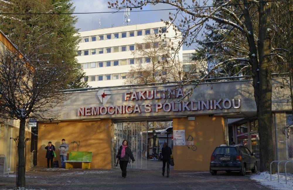 Foto: Razia v žilinskej nemocnici: 12 lekárov skončilo na polícii, má ísť o státisícové podvody