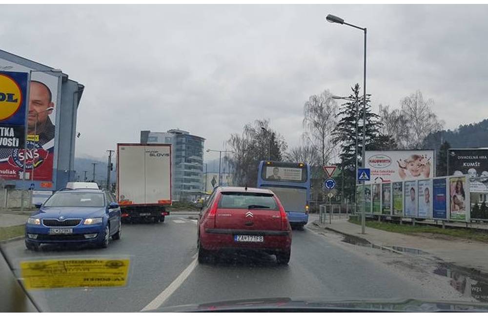 Foto: Ráno sa na Kysuckej ceste pokazil autobus. Vodiči jazdili cez protismer na kruhovom objazde