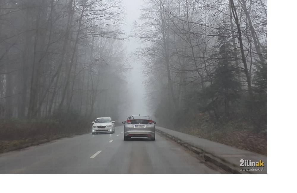 Foto: Vonku je hustá hmla a vodiči jazdia na dennom svietení. Za 15 minút až 27 vodičov na Košickej