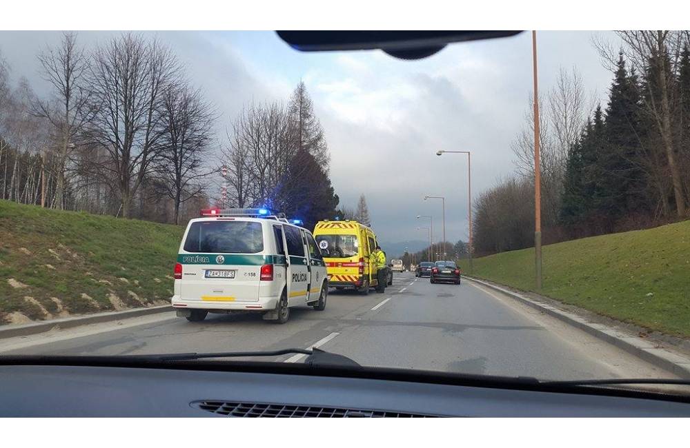 Foto: Na Nemocničnej ulici došlo k zrážke troch áut, v mieste sa tvoria kolóny