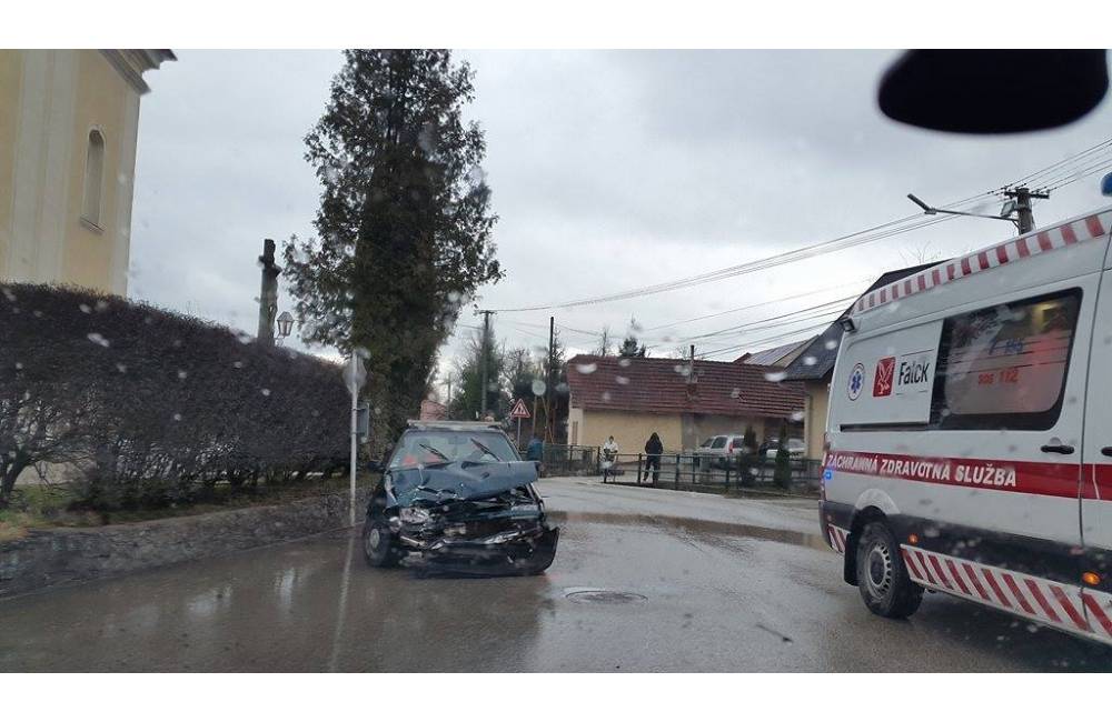Foto: Vo Višňovom pri kostole sa zrazili dva osobné automobily, zdržanie je mierne