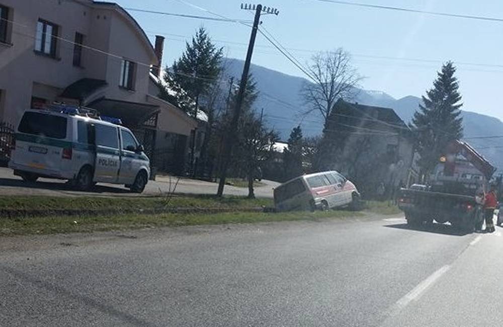 Foto: Vo Varíne došlo k zrážke sanitky a osobného vozidla