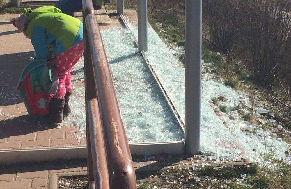 Foto: Vandali opäť rozbili sklo na autobusovej zastávke Rajecká, mliekáreň