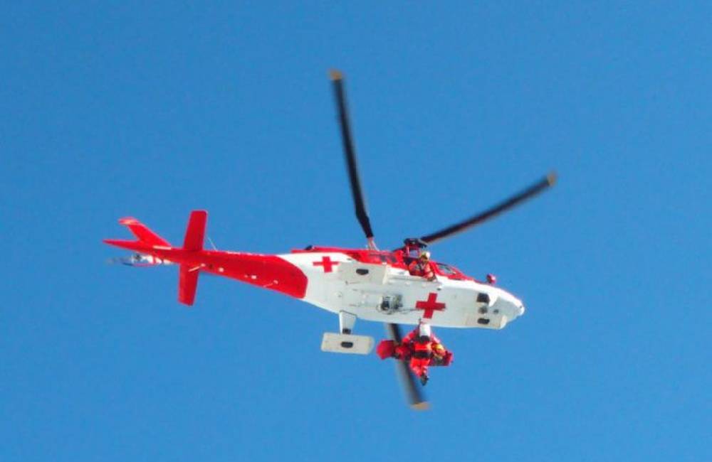 Foto: Český lyžiar spadol na lyžovačke v Snilovskom sedle, zasahovať musel vrtuľník