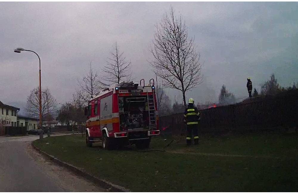 Foto: Na ulici Obežná na Vlčincoch opäť horela suchá tráva. Kto neustále zakladá požiare?