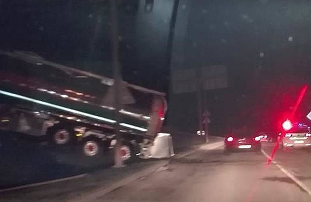Foto: Na vjazde do Žiliny od Kysuckého Nového Mesta spadol kamión z nadjazdu