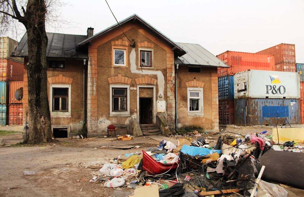 Foto: Mesto vysťahovalo neplatičov zo 4 bytov na Bratislavskej. Plánuje zbúrať ďalších 6 domov