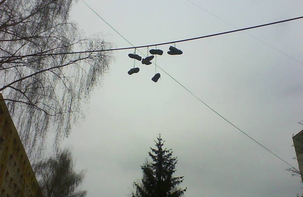 Foto: Visiacich topánok na drôtoch pribúda, najnovšie sa objavili na Vlčincoch