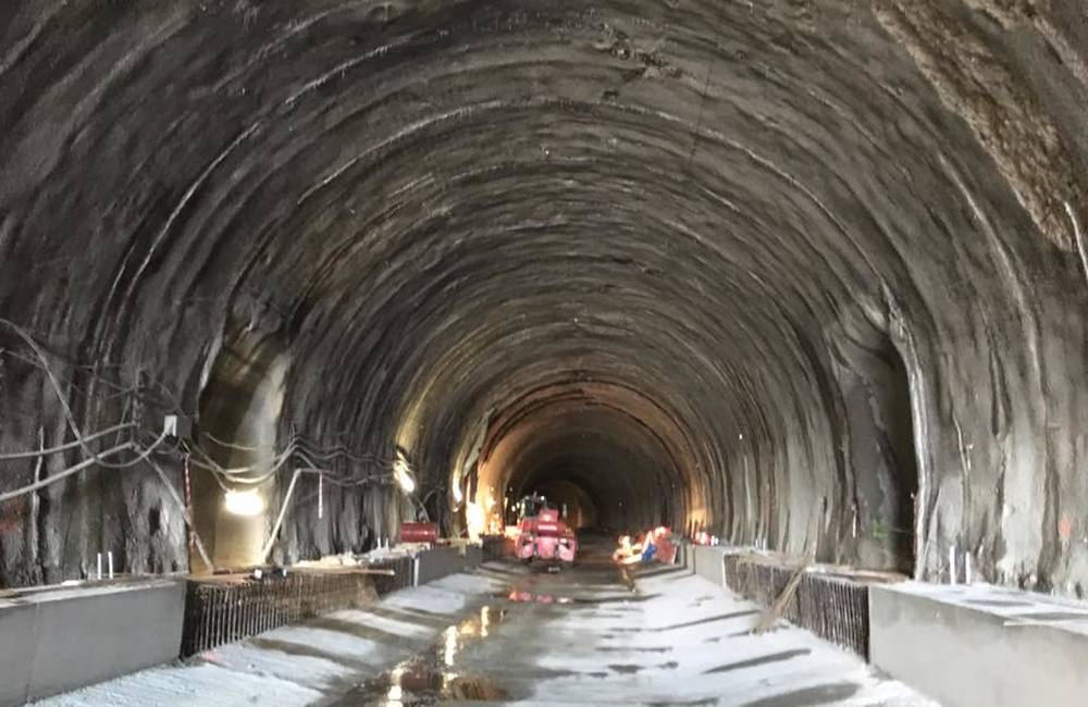Foto: Čoskoro prerazia druhý diaľničný tunel pri Žiline, ktorý má 2367 metrov