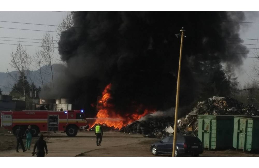 Foto: V Ružomberku zasahujú hasiči pri veľkom požiari pneumatík
