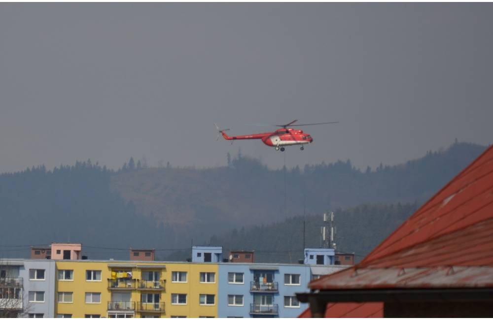 Foto: Nad Žilinou lieta červená helikoptéra, čo sa deje?