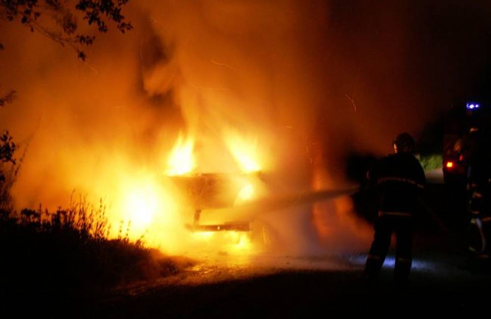 Foto: V Kysuckom Novom Meste včera zhorelo osobné auto značky Škoda Fabia
