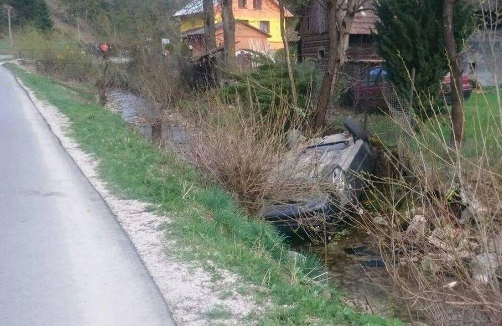 Foto: V Terchovej skončilo auto na streche a v potoku