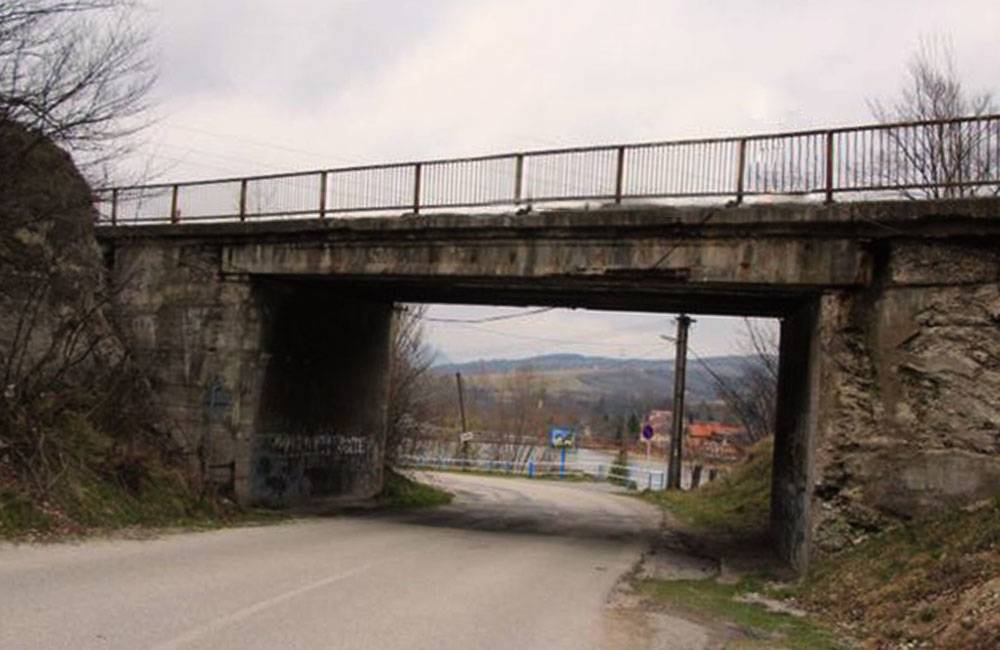 Foto: Rekonštrukcia dvoch mostov v smere na Martin - obchádzka možno povedie cez obec Strečno