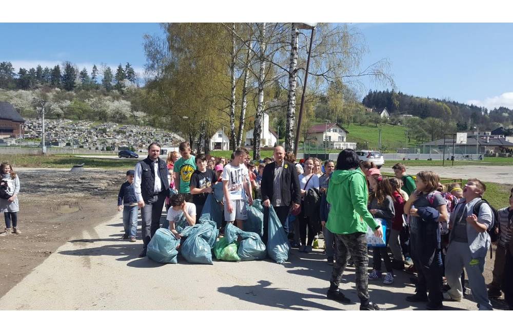 Foto: Viac ako 50 dobrovoľníkov sa zúčastnilo jarného čistenia mestských častí Žiliny