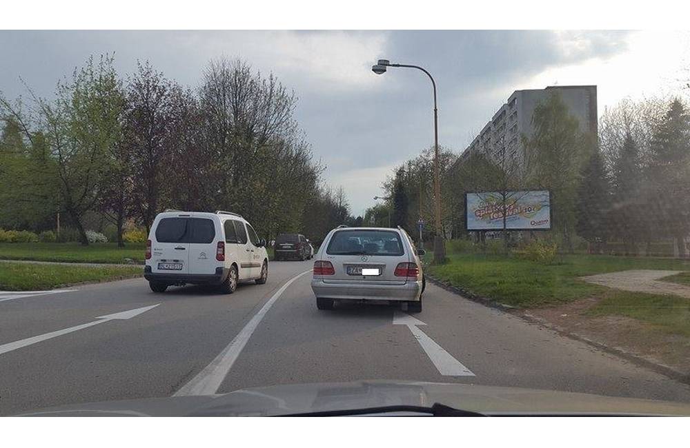 Foto: Dvojsmerná Obežná ulica už priniesla prvú kuriozitu, vodička parkovala na zakázanom mieste