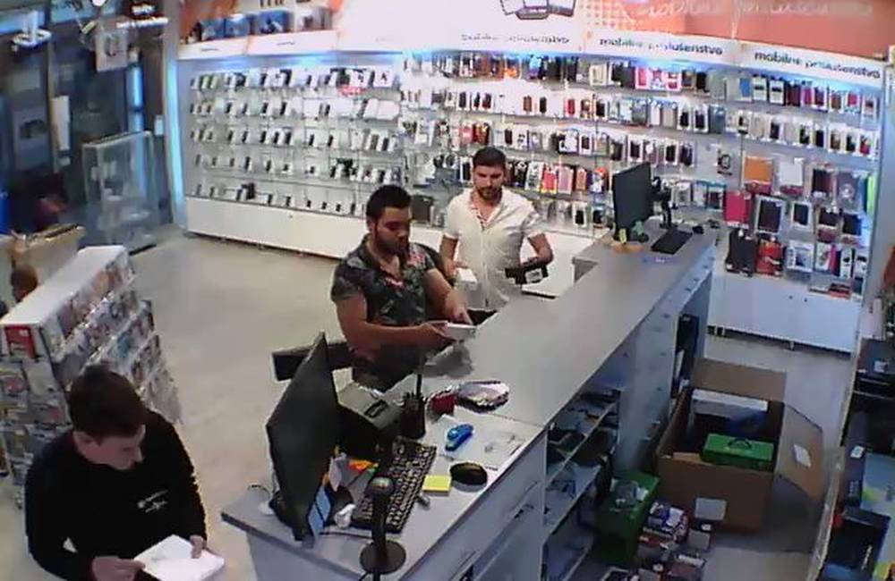 Foto: VIDEO: Dvaja muži v Žiline kradli mobilné telefóny šikovným trikom