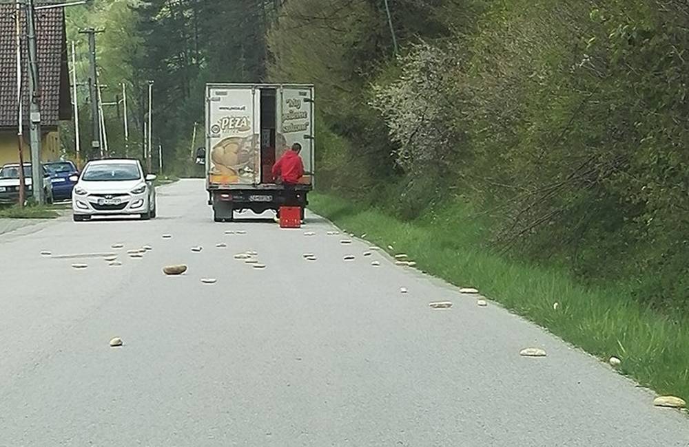 Foto: V Lietave pozor na ceste: Z auta sa vysypali rožky a pečivo