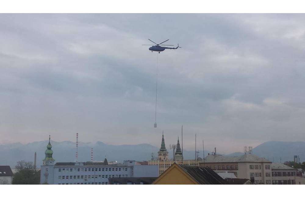 Nad Žilinou opäť lieta helikoptéra, rozmiestňuje sa náklad na strechy budov