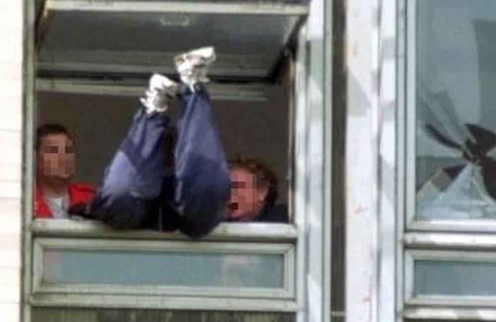 Foto: V nemocnici v Liptovskom Mikuláši chcel vyskočiť muž z okna. Zachránili ho policajti s hasičmi