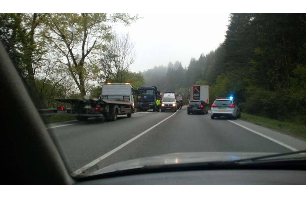 Foto: Ranná nehoda medzi Kysuckým Lieskovcom a Povinou spôsobila dopravné kolóny