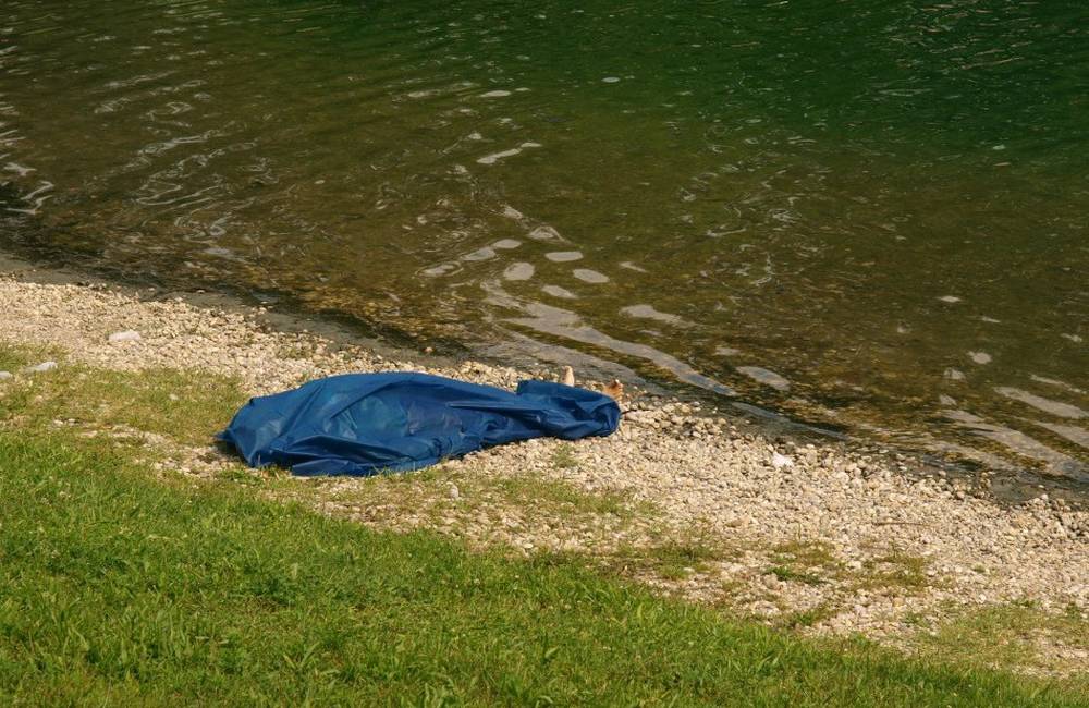 Foto: V Kotešovej mali nájsť telo vo vode