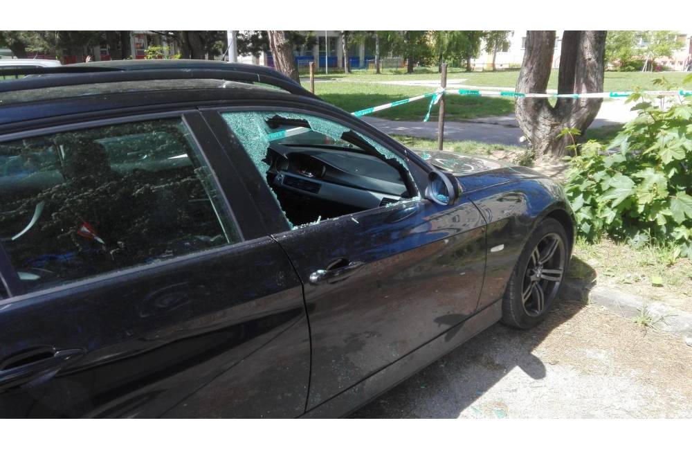 Foto: Neznámy páchateľ vykradol osobné auto na sídlisku Vlčince. Majiteľ ponúka odmenu za pomoc